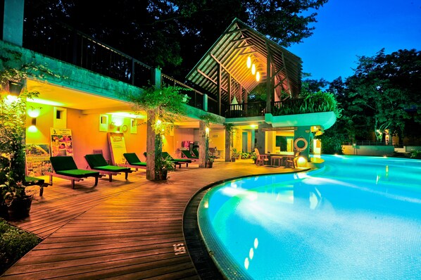 Außenpool, geöffnet von 08:00 Uhr bis 20:00 Uhr, Sonnenschirme