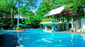 Kolam renang terbuka, dibuka dari pukul 8:00 hingga 20:00, payung kolam