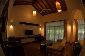Luxury Suite | Living area | Flat-screen TV