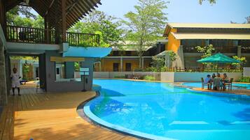 Außenpool, geöffnet von 08:00 Uhr bis 20:00 Uhr, Sonnenschirme