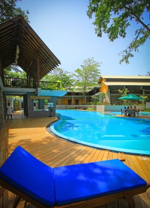 Außenpool, geöffnet von 08:00 Uhr bis 20:00 Uhr, Sonnenschirme