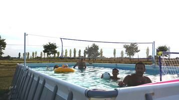 Piscine extérieure (ouverte en saison), parasols de plage