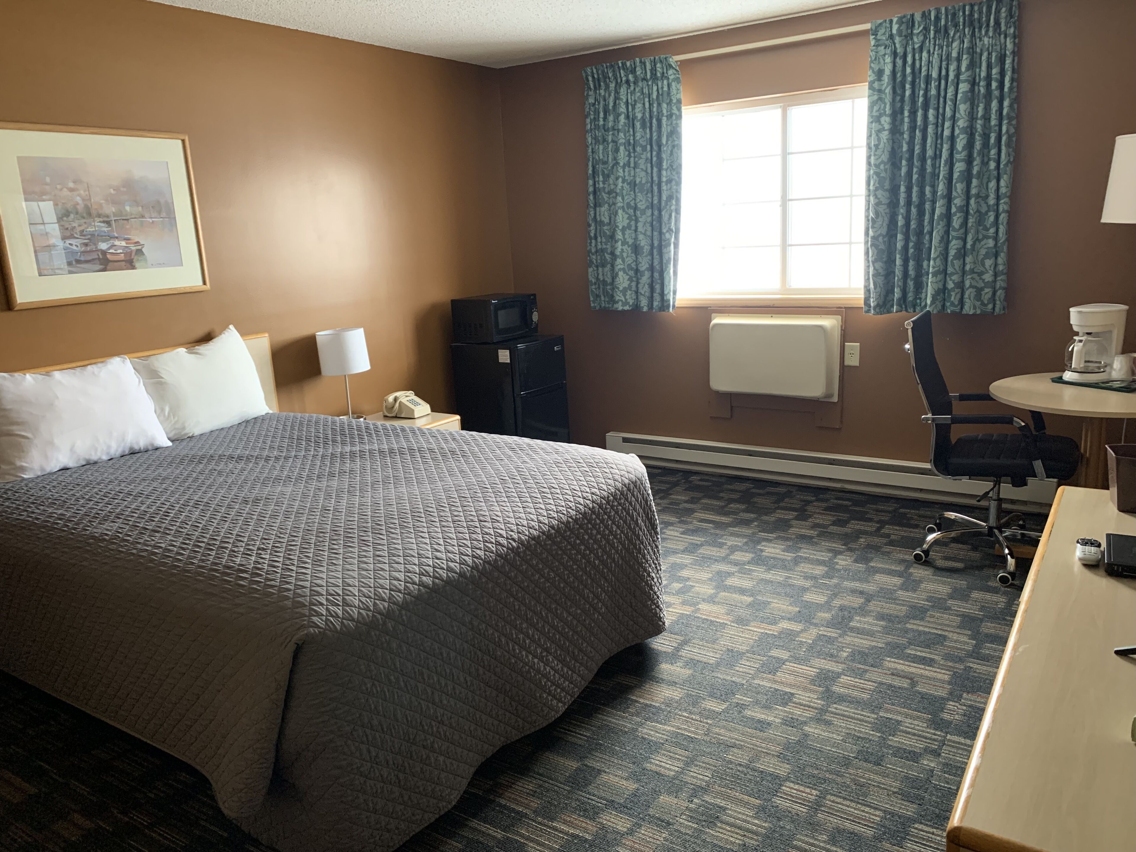 standard room, 1 queen bed | living area | 43-inch tv with premium tv channels