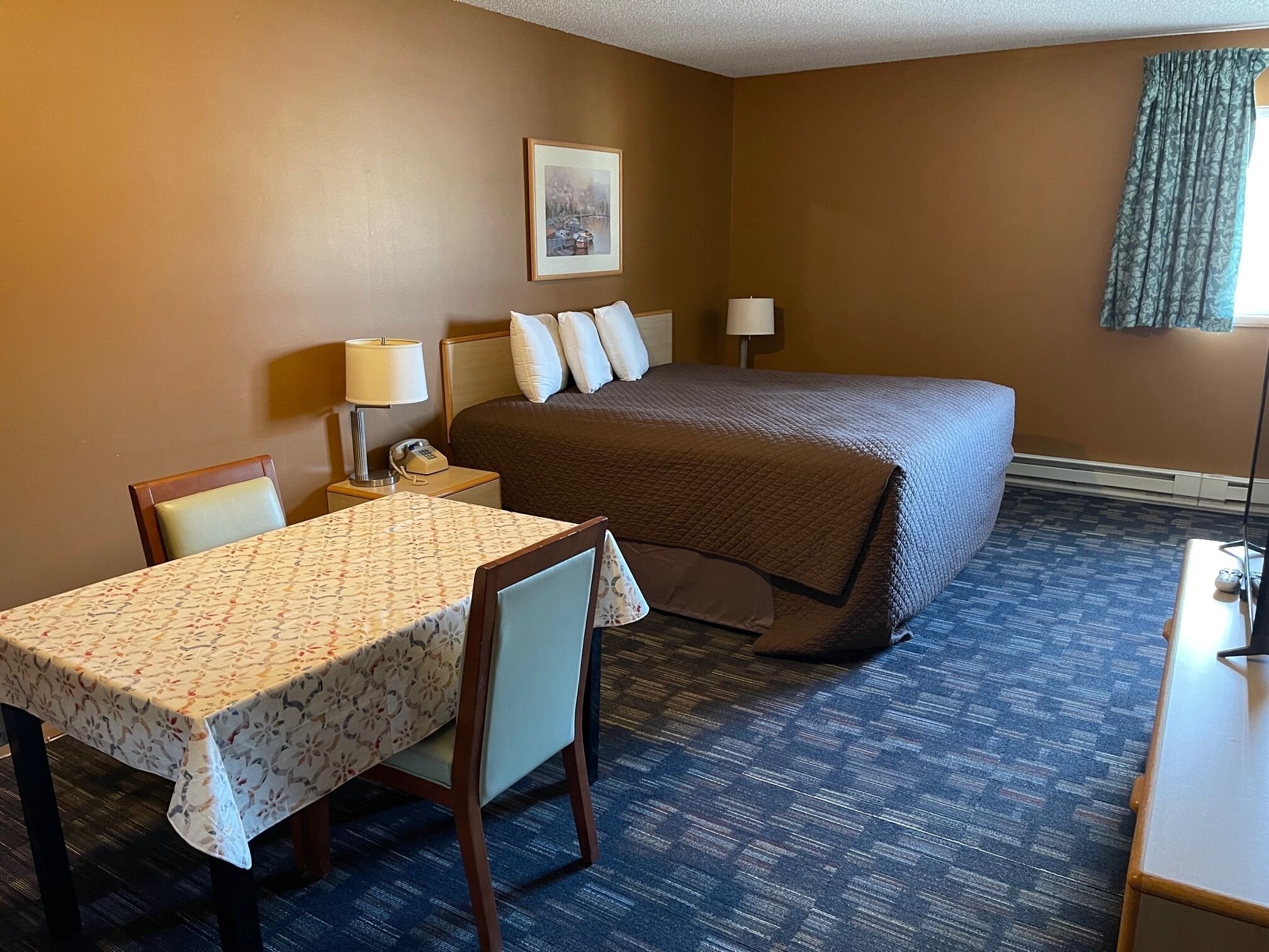 economy suite, 1 king bed, kitchenette | premium bedding, pillow-top beds, blackout curtains, rollaway beds