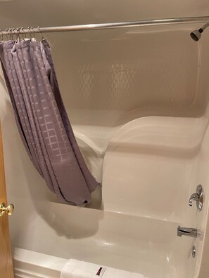 Standard Room, 2 Double Beds | Bathroom | Combined shower/tub, hydromassage showerhead, hair dryer, towels - Lakeside Motor Inn (Gladstone)