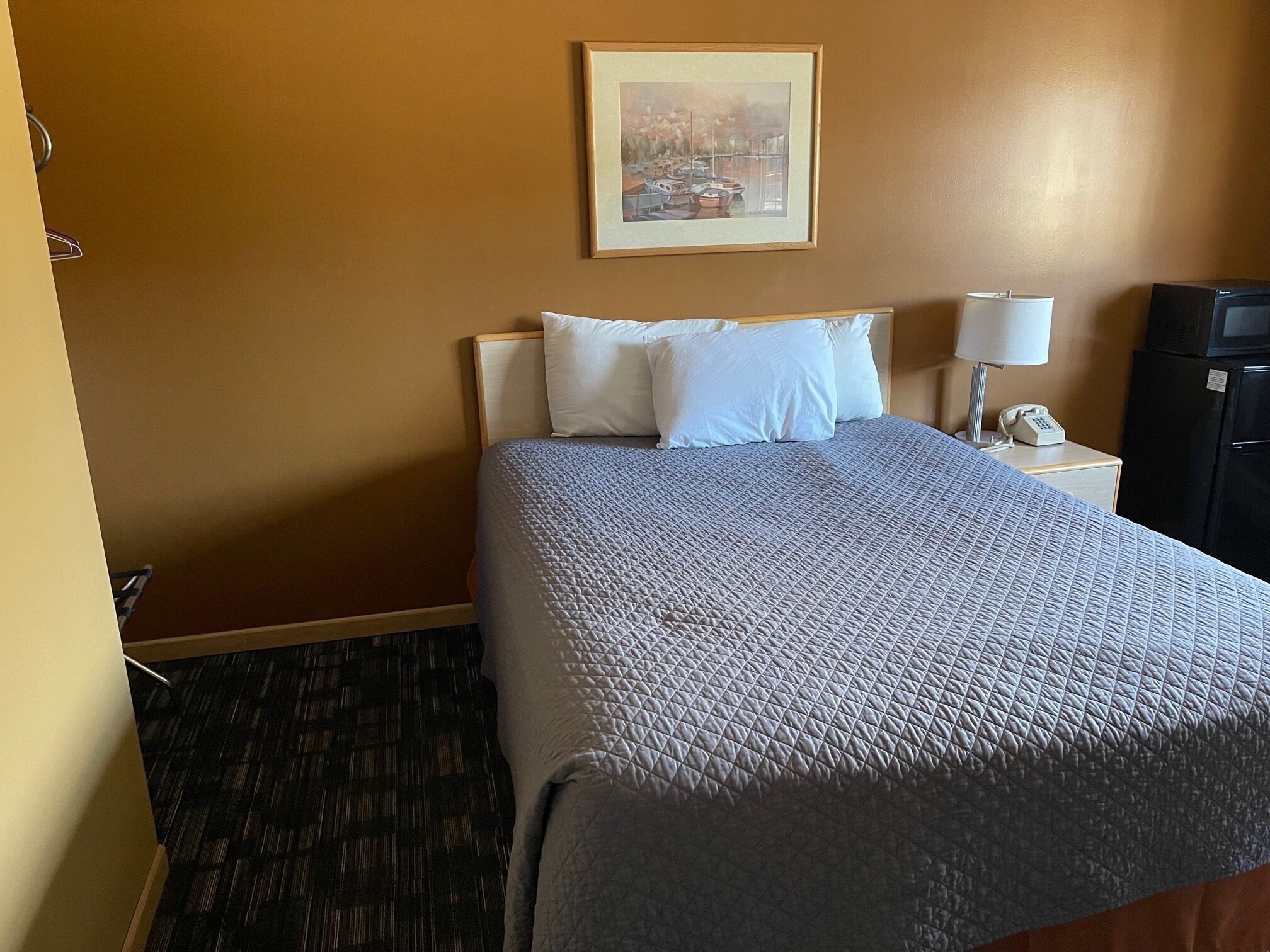 standard room, 1 queen bed | premium bedding, pillow-top beds, blackout curtains, rollaway beds