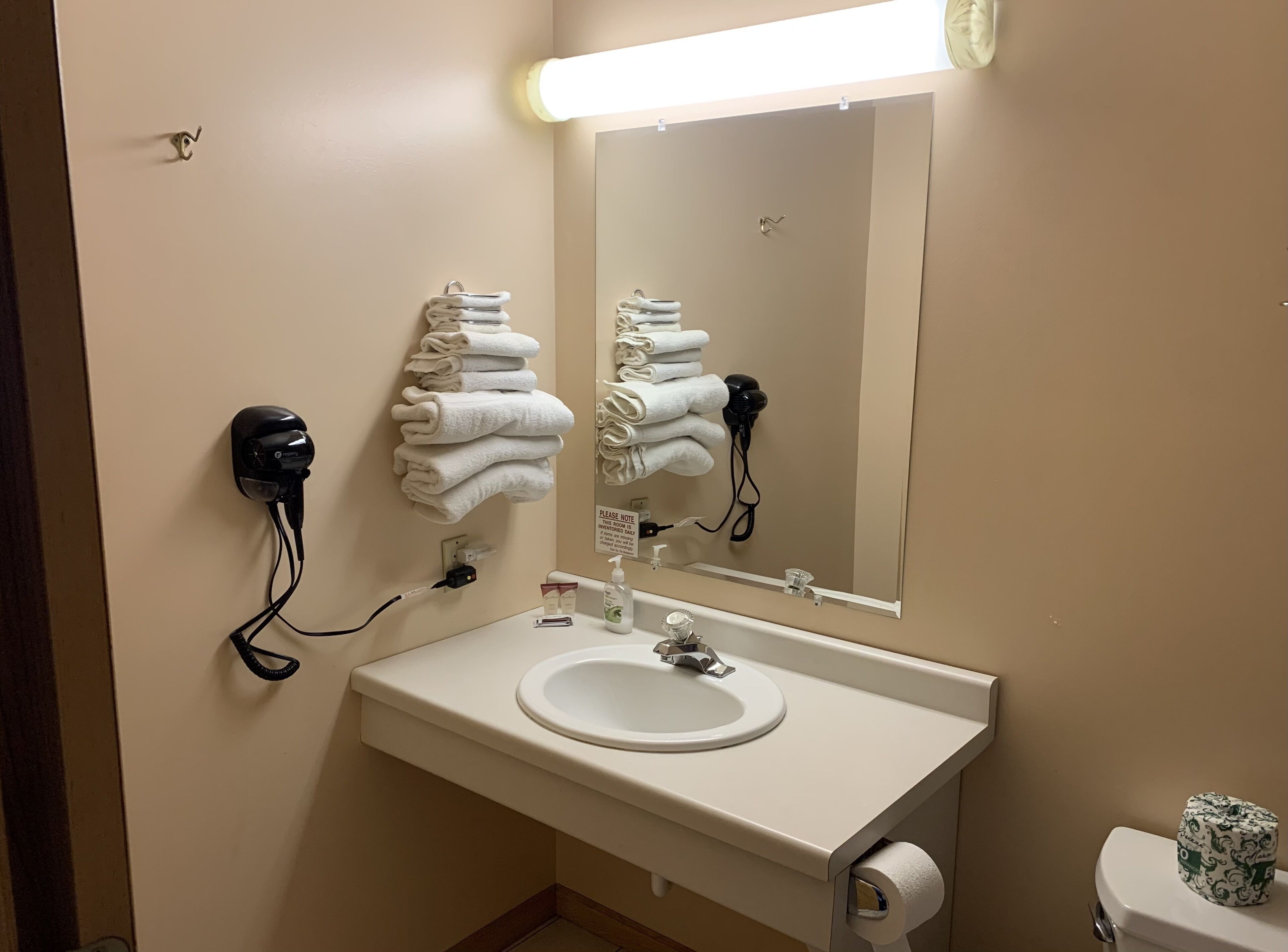 economy suite, 1 king bed, kitchenette | bathroom | combined shower/bathtub, hydromassage showerhead, hair dryer, towels