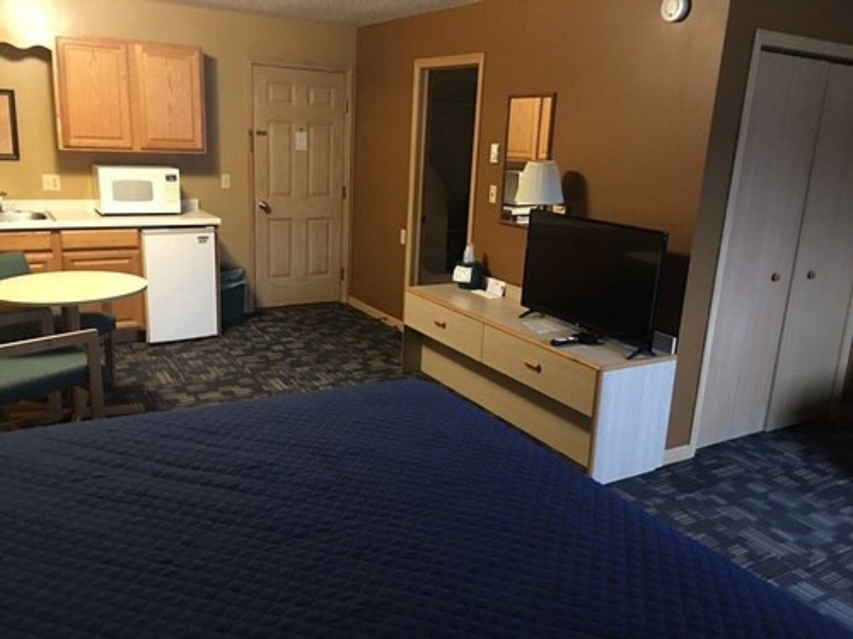 economy suite, 1 king bed, kitchenette | premium bedding, pillow-top beds, blackout curtains, rollaway beds