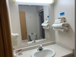 Standard Room, 1 Queen Bed | Bathroom | Combined shower/tub, hydromassage showerhead, hair dryer, towels - Lakeside Motor Inn (Gladstone)