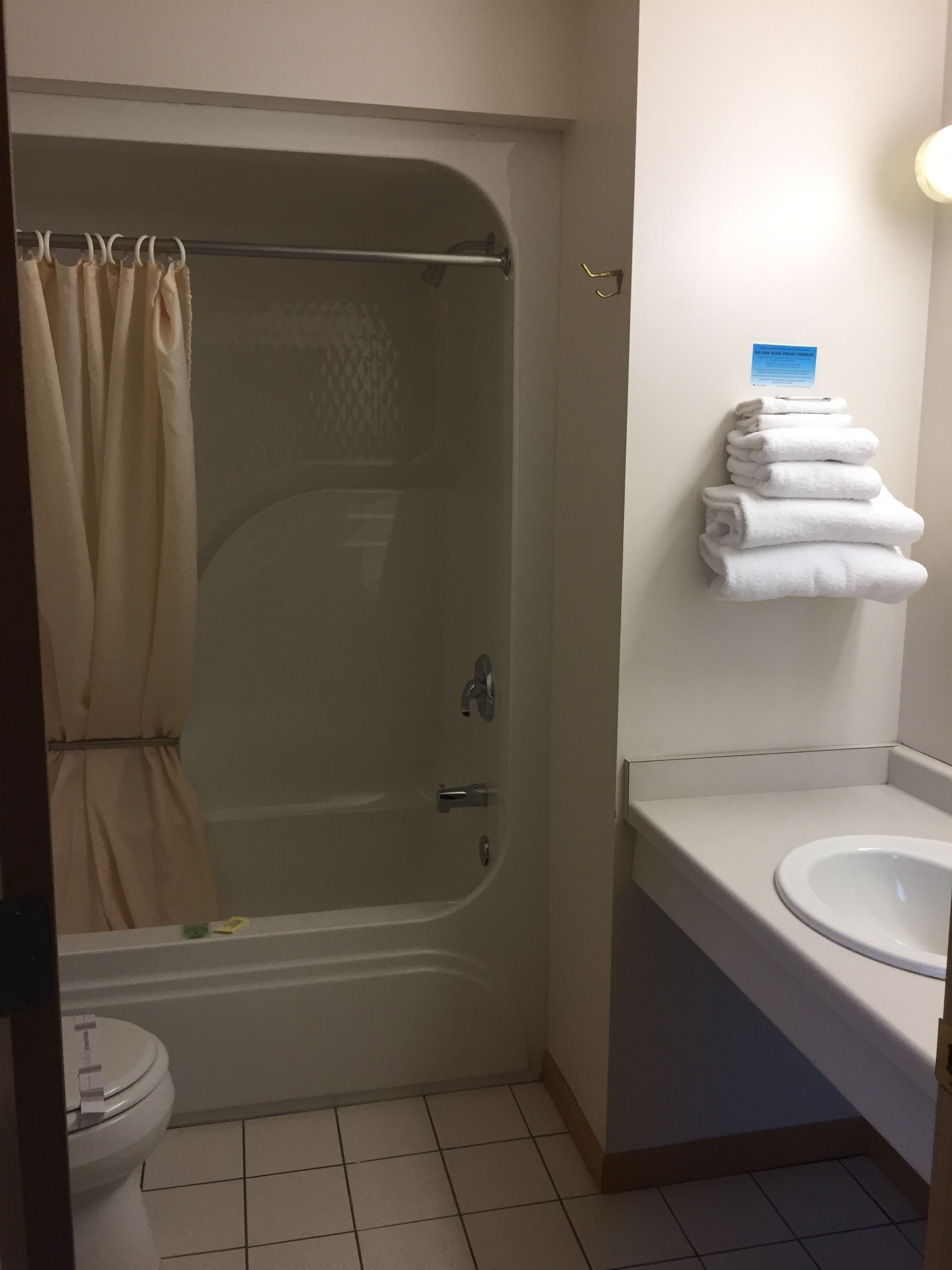 standard room, 1 queen bed | bathroom | combined shower/bathtub, hydromassage showerhead, hair dryer, towels