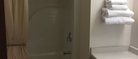 Un baño con bañera, inodoro y lavabo.