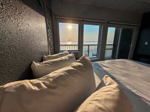 Quarto, 2 camas Queen, vista para o lago | Vista do quarto
