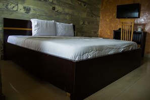 Hochwertige Bettwaren, Schreibtisch, schallisolierte Zimmer