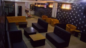Un espace détente avec des canapés, des tables et un escalier.