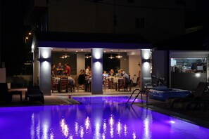 Bar en bord de piscine