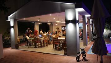 Breakfast, lunch, dinner served; Mediterranean cuisine