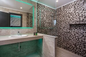 Elite appartement | Badkamer | Een douche, gratis toiletartikelen, een haardroger, handdoeken