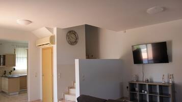 Vila superior, 3 quartos | Área de estar | TV de plasma