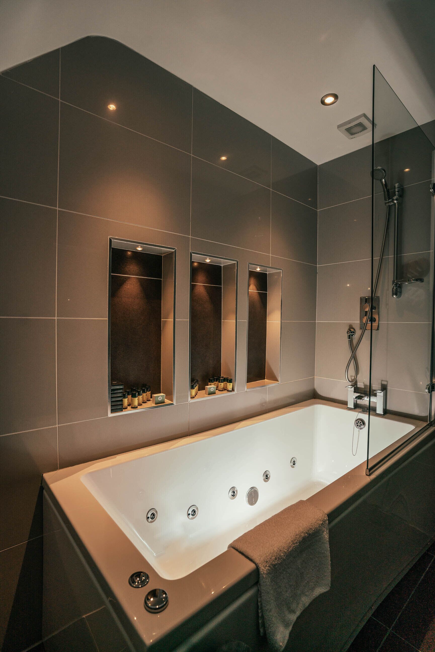 combined shower/bathtub, designer toiletries, towels