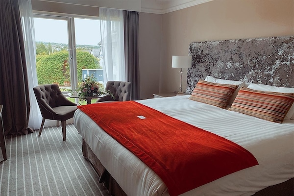 Double Room | Desk, laptop workspace, iron/ironing board, free cribs/infant beds