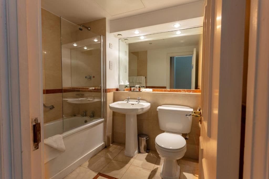 Une salle de bain avec une baignoire, un lavabo et des toilettes.