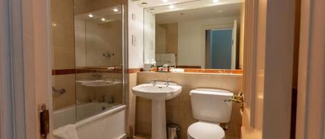 Une salle de bain avec une baignoire, un lavabo et des toilettes.