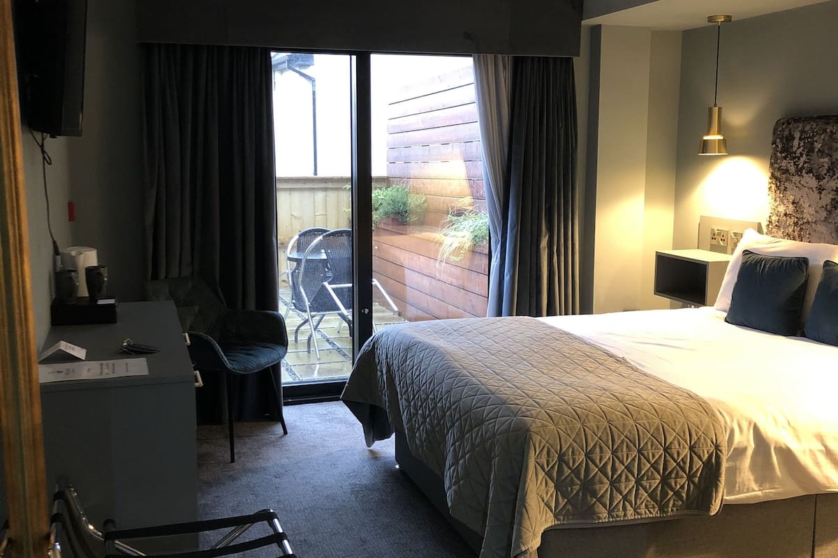 deluxe room, 1 double bed | 1 bedroom, desk, laptop workspace, iron/ironing board