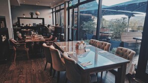 Déjeuner et dîner servis sur place