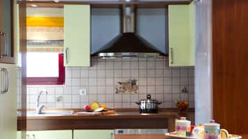 Villa | Private kitchen | Full-size fridge, microwave, oven, stovetop