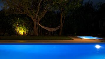 Utomhuspool, parasoller och solstolar