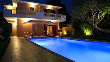Outdoor pool, pool umbrellas, sun loungers