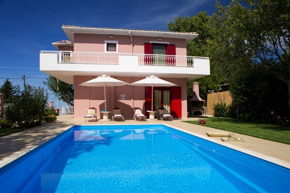 Outdoor pool, pool umbrellas, sun loungers