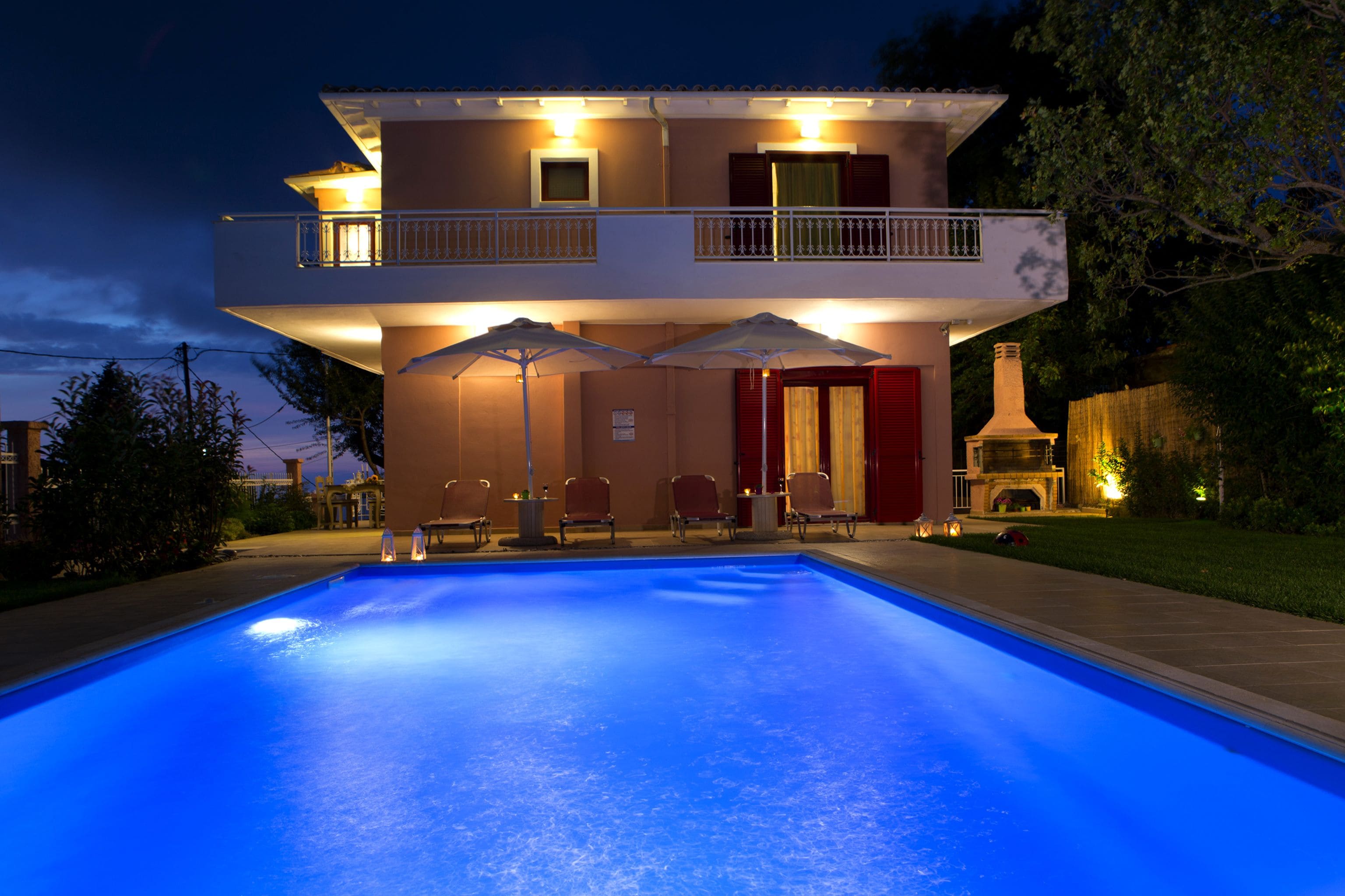 室外游泳池，池畔遮阳伞，日光浴躺椅