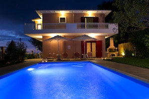 屋外プール、プール パラソル、サンラウンジャー