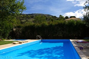 Außenpool, Sonnenschirme, Liegestühle