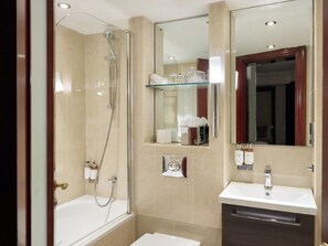 Eenvoudige tweepersoonskamer, 1 twijfelaar | Badkamer | Een bad, gratis toiletartikelen, een haardroger, handdoeken