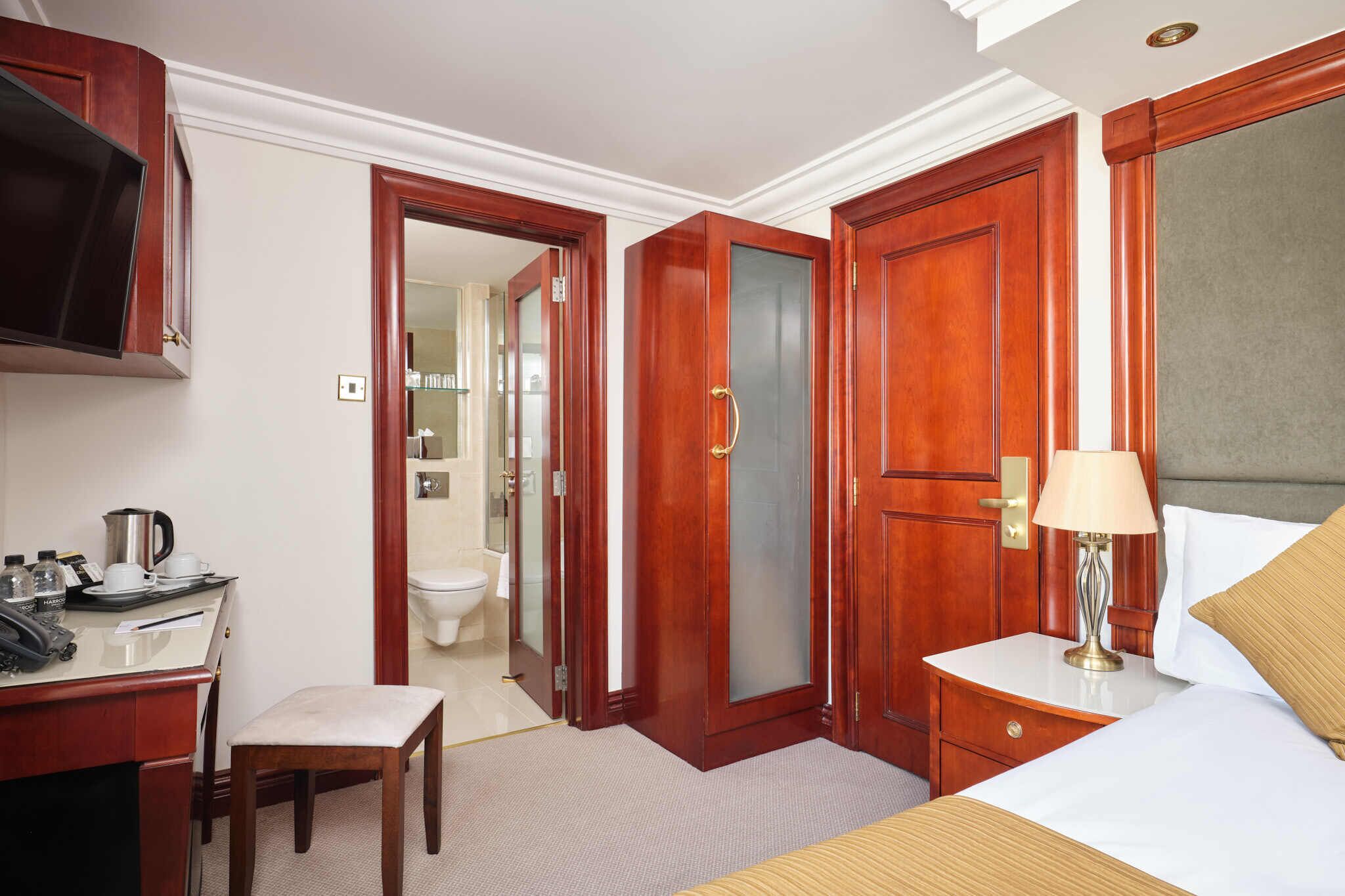 small double room, 1 large twin bed | bathroom | bathtub, free toiletries, hair dryer, towels