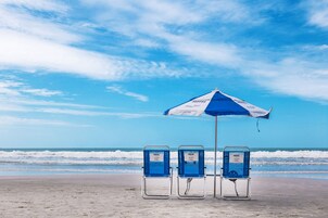 Una playa cerca, sombrillas