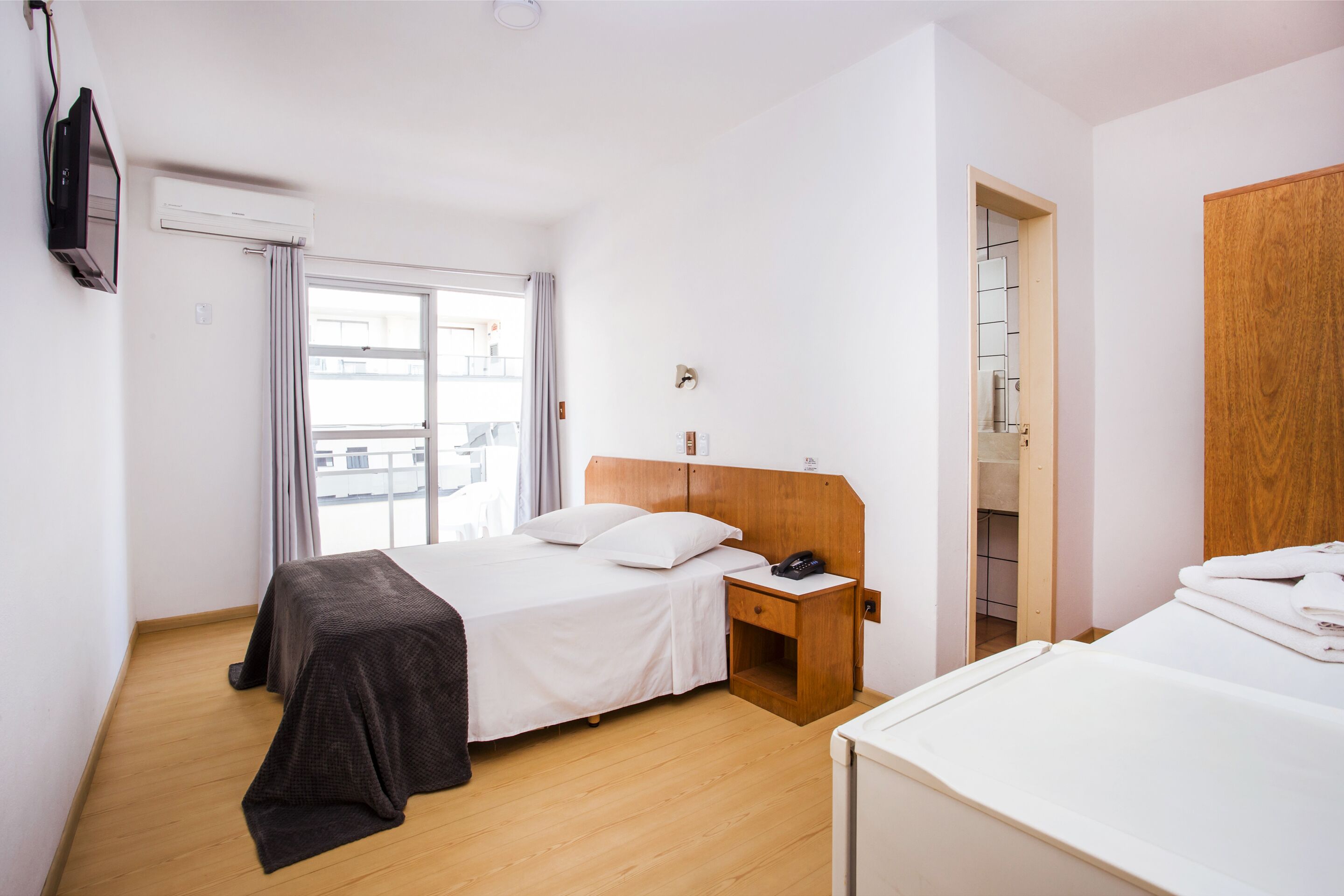 Quarto casal luxo | Frigobar, escrivaninha, cortinas blackout, berços grátis