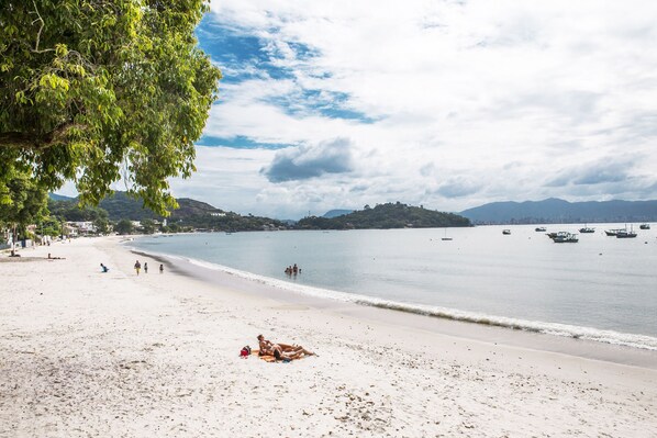In Strandnähe, Sonnenschirme