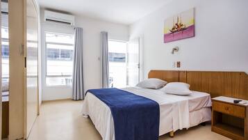 Familjelägenhet | Minibar, skrivbord, mörkläggningsgardiner och gratis barnsängar