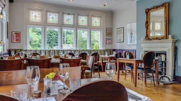 Breakfast, lunch, dinner served; British cuisine