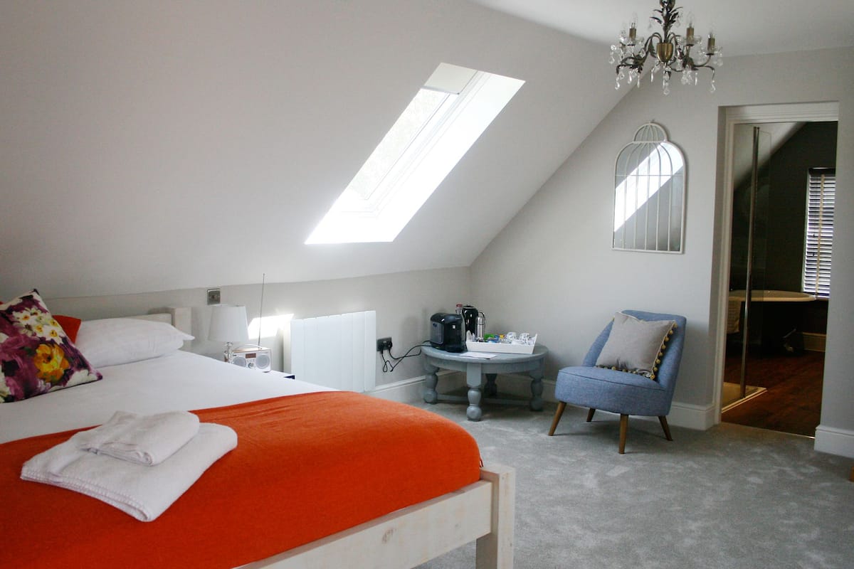 Luxury Double Room, 1 King Bed, Bathtub (The Prospect) | Iron/ironing board, free WiFi