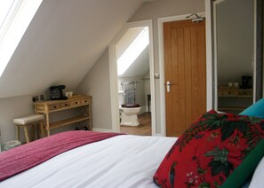 Standaard tweepersoonskamer, 1 kingsize bed, en-suite badkamer (Bella's Sweet) | Een strijkplank/strijkijzer, gratis wifi