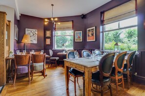 Déjeuner, dîner et souper servis sur place; cuisine britannique 