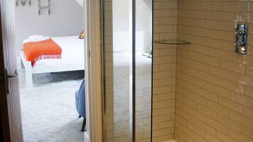 Luxury Double Room, 1 King Bed, Bathtub (The Prospect) | Bathroom | Free toiletries, hair dryer, towels