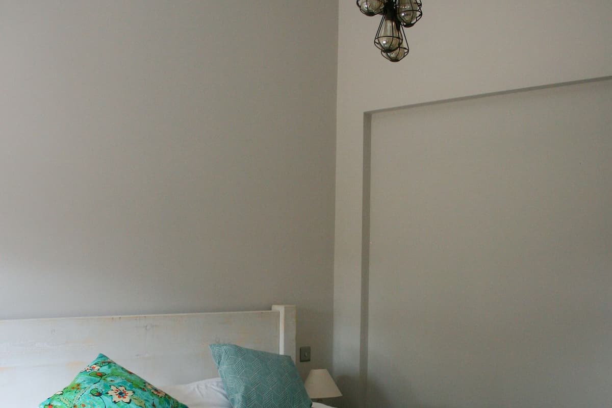 Kahden hengen standard-huone, 1 suuri parisänky, patio (Charlie's Den) | Silitysrauta/-lauta, ilmainen Wi-Fi