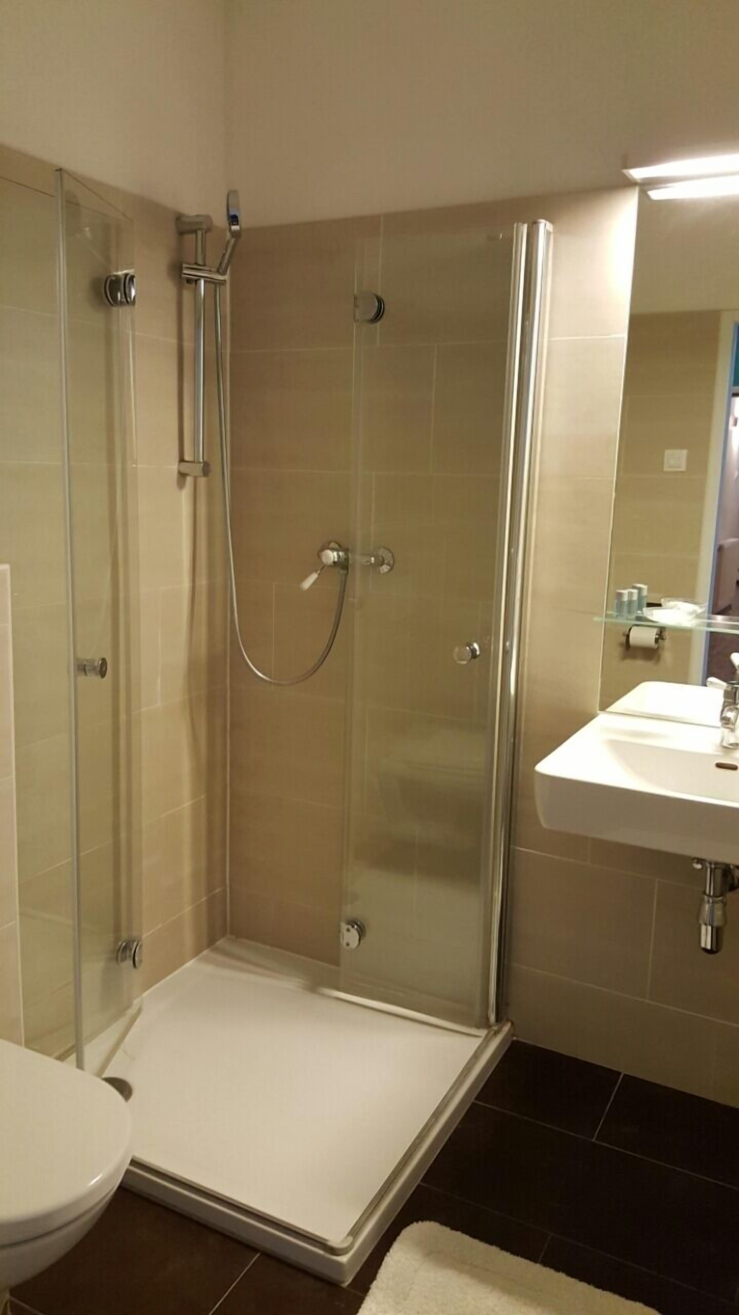 Shower, free toiletries
