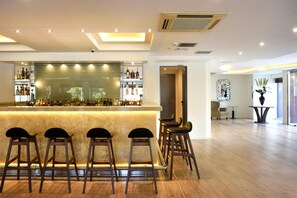 2 bares/lounges