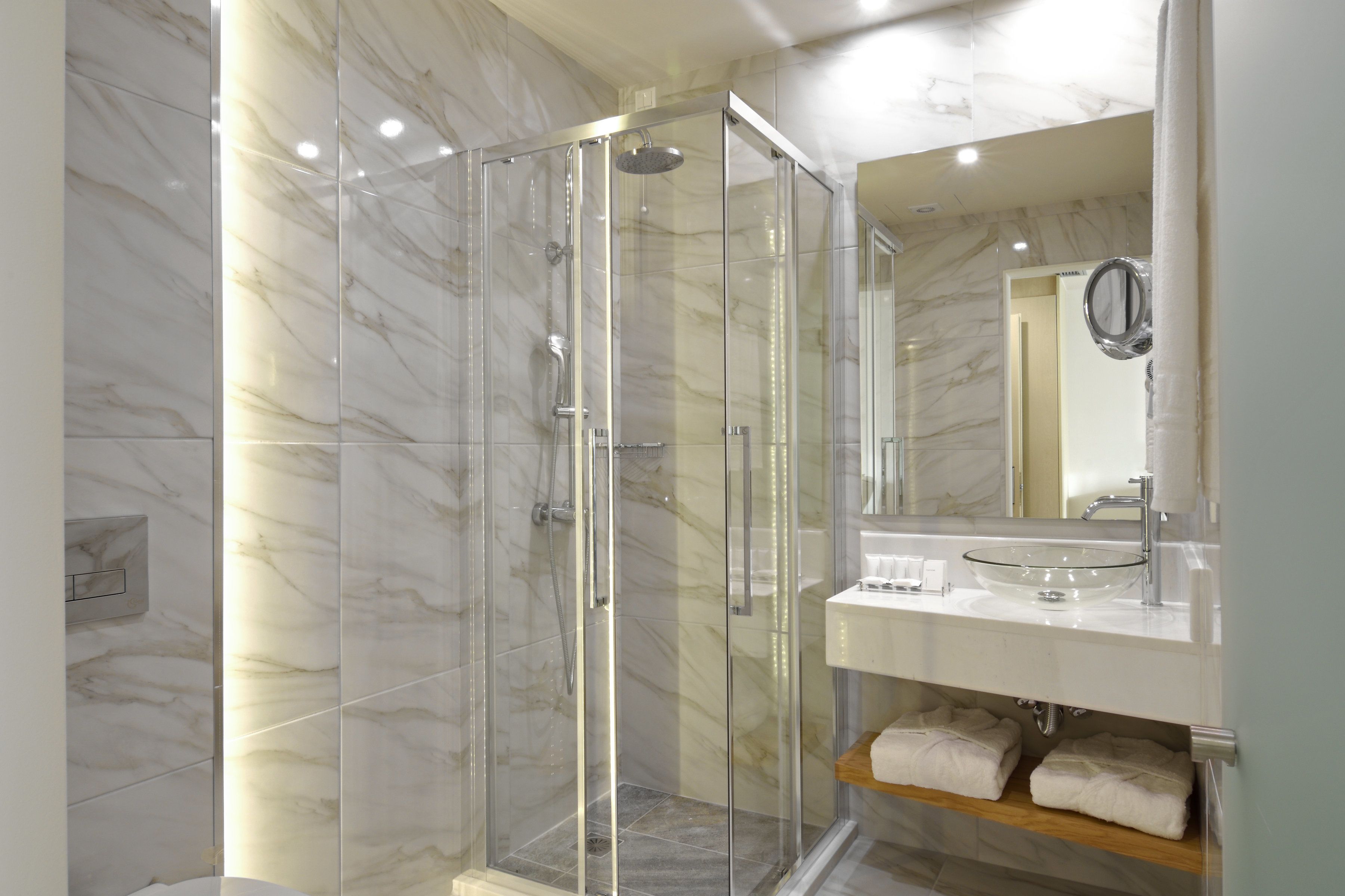 shower, free toiletries, hair dryer, towels